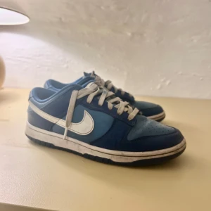 Dunk Dark Marina Blue - Nike Dunk Low Dark Marina Blue. Har lite små skador och misfägning på skosnören. Kartongen Ingår.
