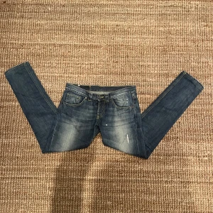 Dondup Jeans - Dondup jeans med slitningar. De har en slim passform. W31 och L31. Pris kan diskuteras