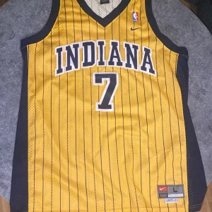 Vintage NBA Indiana Pacers x O'Neal Jersey - Säljer en vintage NBA Indiana Pacers x O'Neal Jersey. Helt ny storlek L.