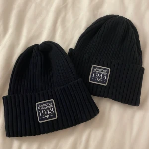 Mössa Djursholms tennisklubb  - Säljer två mössor från Djursholms tennisklubbs. Unisex. 150kr/styck