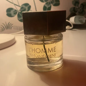 L'Homme edt - Säljer en flaska L'Homme Eau de Toilette från Yves Saint Laurent. Lådan saknas. Annars 58/60ml. Pris 350kr men ej hugget i sten 