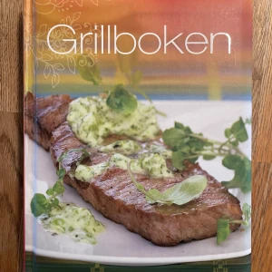 Grillboken - Grillboken är en inspirerande samling av recept och tips för att skapa den perfekta grillfesten. Boken innehåller avsnitt om grillklassiker, bjudmat, hamburgare, grillspett, sidorätter och såser samt desserter och drinkar. Perfekt för både nybörjare och erfarna grillmästare.