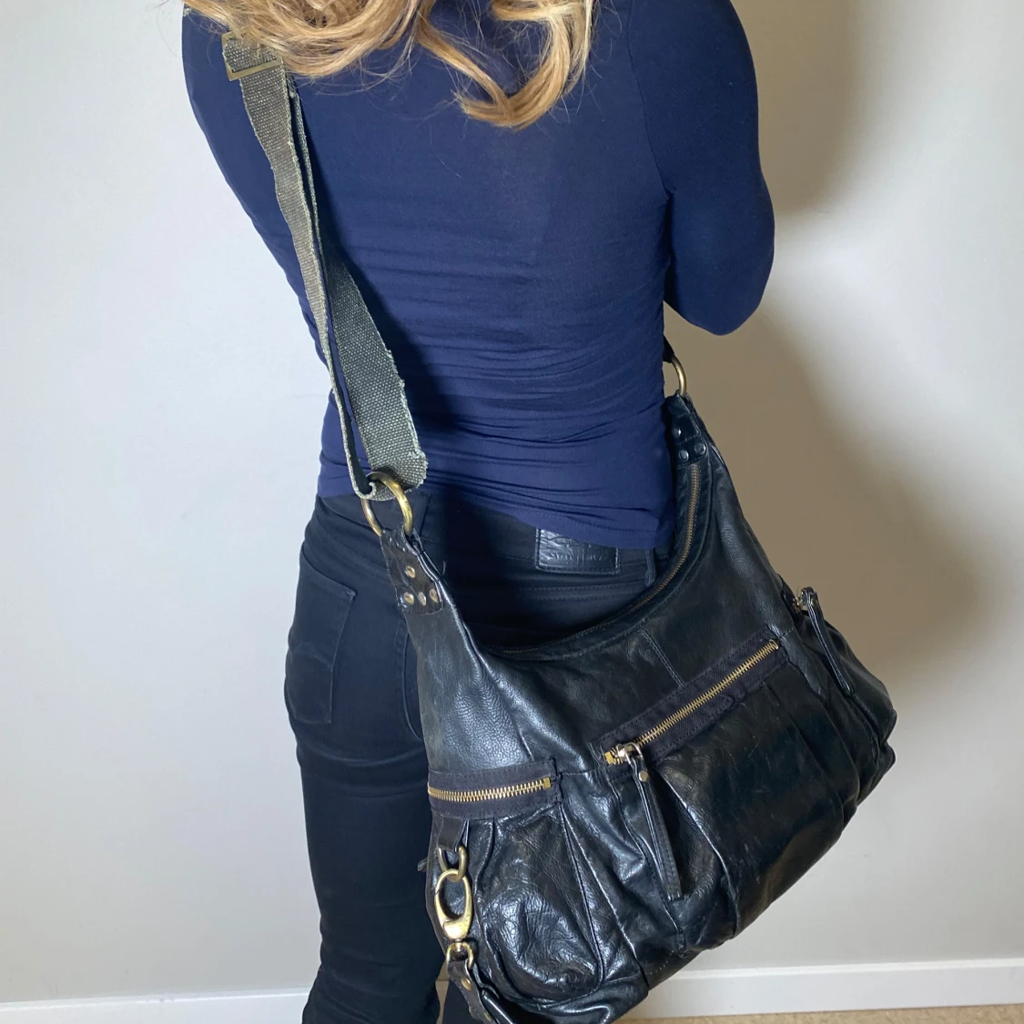 Svart axelväska med nitar
