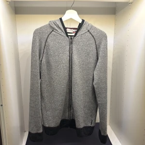 Kashmir hoodie Moncler - Kashmirhoodie från Moncler. Skick 7/10. Nypris: 5000+kr (M-L)