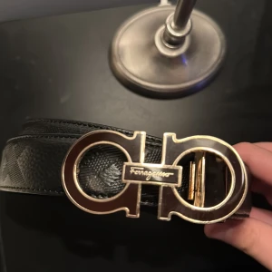 Ferragamo bälte - Ferragamo bälte med monogram på läderbältet.                                                                   Tillbehör medföljer!