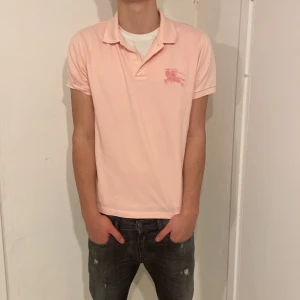 Rosa pikétröja från Burberry - Säljer nu denna feta rosa piquen från burberry. Den är i storleken L men passar M/S. Perfekt för festliga event! 