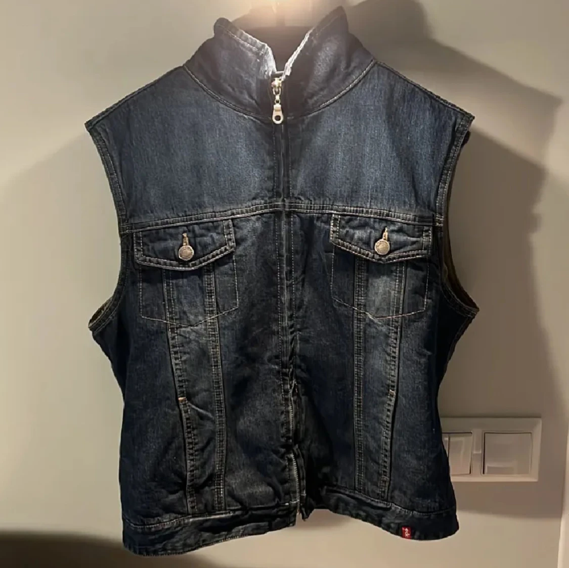 Jeansväst från edc av esprit, i bomull. Storlek M