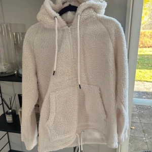 Vit fleece hoodie från Peak Performance - Mysig vit fleece hoodie från Peak Performance. 