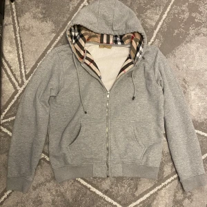  Burberry kofta  - Hej säljer denna burberry koftan kom i fel storlek och hann inte lämna tillbaka den i tid använd fåtal par gånger tags följer tyvär inte med pris går och diskutera via snabb affär! hör av er via intresse/frågor .