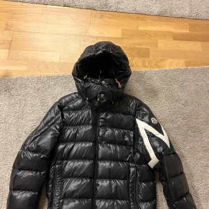 Svart dunjacka från Moncler - Säljer Moncler Corydale, size 2. Vid frågor så är det bara att skriva.              Inga byten!