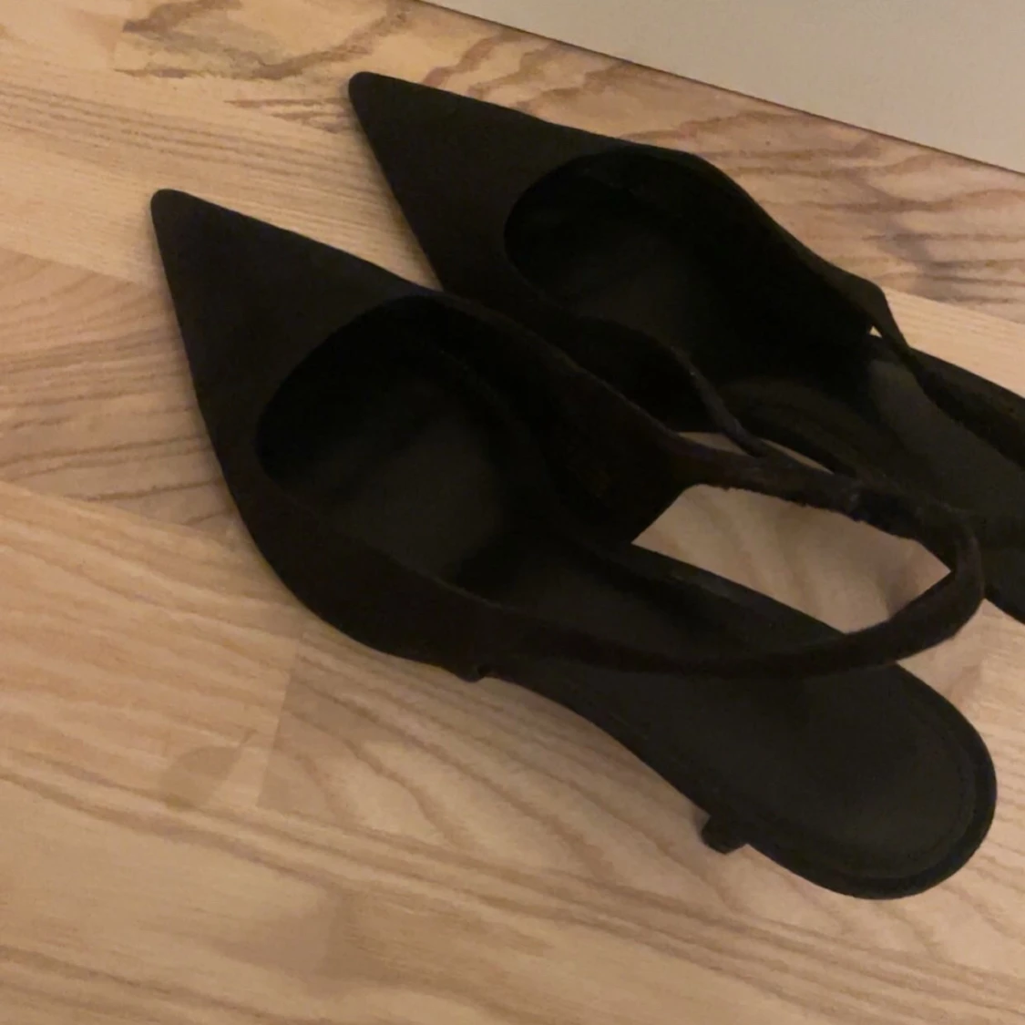 Svarta spetsiga pumps