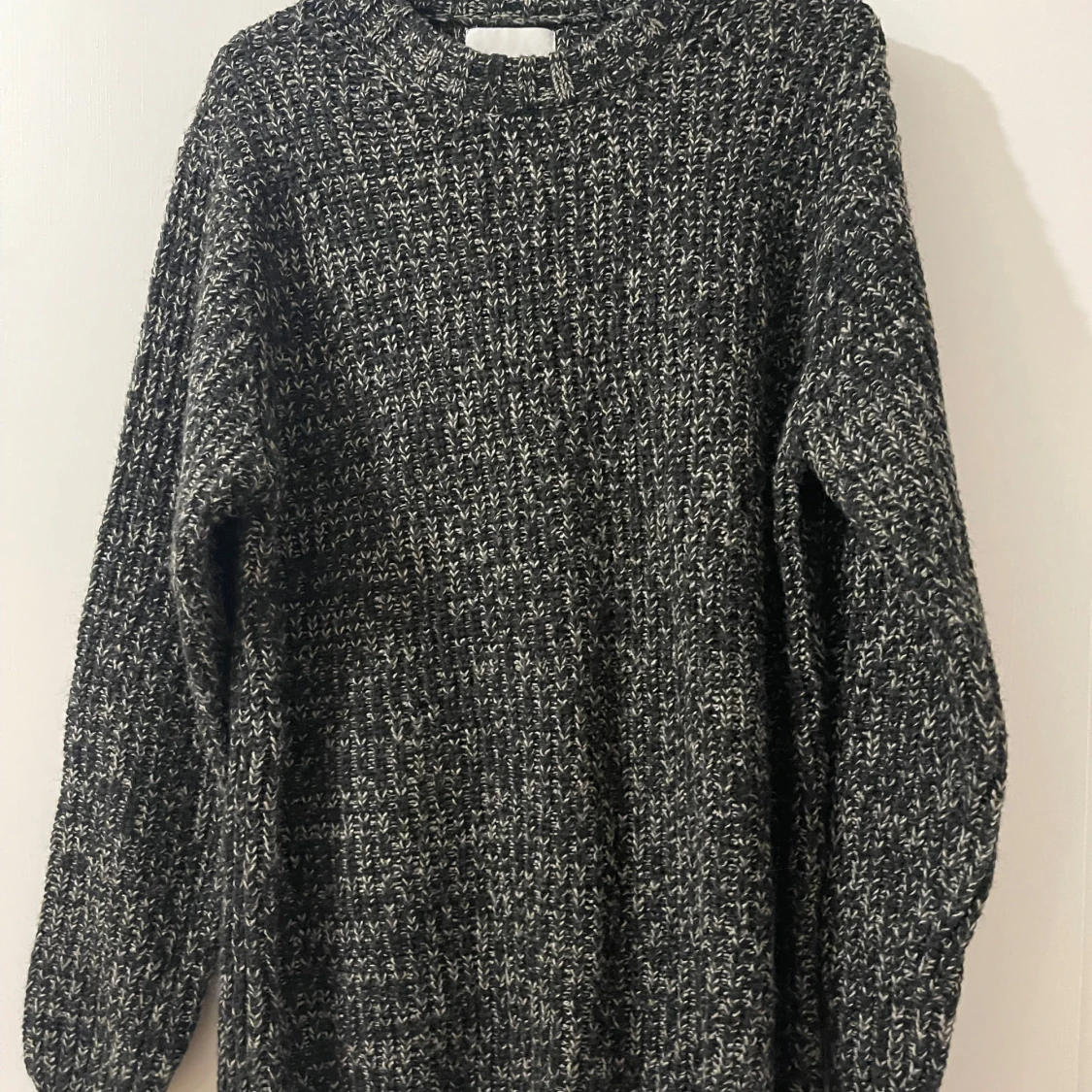 Svart och vit stickad tröja från Vailent