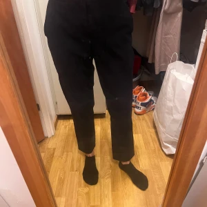 Blue kostymbyxor från Zara - Snygga Dark blue kostymbyxor från Zara i storlek 38. De har en klassisk design med hög midja och raka ben, perfekta för en stilren look.