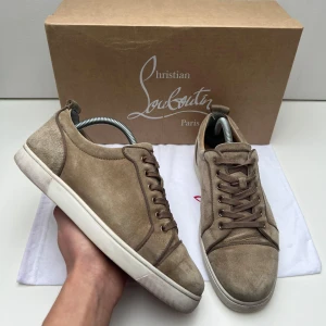 Christian Louboutin  - Säljer nu dessa sjukt snygga Christian Louboutin skor i storlek 41 men passar 42 Pris 4000kr Ingår Box samt dustbag. Det är en sjukt unik och snygg cw Snabb affär = bättre pris 