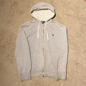 Ralph lauren hoodie - En Ralph lauren hoodie som är köpt på nätet. Den har en liten skada men inget man tänker på annars är den i bra skick. Skriv för fler frågor/bilder. Pris kan diskuteras😁😁mått: längd 57 bredd 51