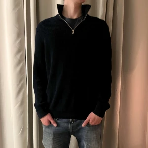 Marinblå halfzip från Zara - Snygg marinblå ribbad halfzip tröja. Perfekt för kyligare dagar🙌🏼. Storleken är L men passar som M/L