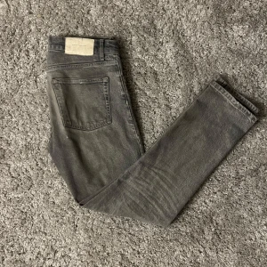 Gråa Jeans stl. 31/32 - Ett par stilrena gråa jeans från Zara i stl 31/32. Varan är i bra skick och har inga tydliga defekter. Hör av dig vid minsta fundering eller fråga ;)