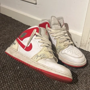 Nike jordan 1  - Röd-vita Air Jordan 1 Mid Rookie Season typ helt oanvända.