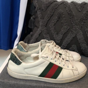 Gucc1 ace skor - Säljer dessa feta gucc1 ace skorna i använt skick finns defekter som syns på bilderna men kontakta mig för fler bilder i helhet är skicket 7/10. Pris ej hugget i sten 🔥