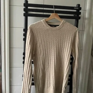 Beige stickad tröja från Jack & Jones - Säljer en stilren beige stickad tröja från Jack & Jones. Endast använt ett fåtal gånger. Pris 249kr.
