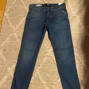 Replay Anbass  - Snygga jeans från replay i modellen anbass, de sitter slim, jeansen är helt nya. Nypris ~ 1500. Säljer pga att det inte är min stil. Skriv gärna över frågor och funderingar. Priset kan diskuteras.