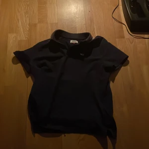 Svart pikétröja från Tommy Jeans - Säljer en stilren svart pikétröja från Tommy Jeans. Tröjan har en klassisk krage och korta ärmar, perfekt för en avslappnad look. Den är i storlek M och passar bra till både jeans och chinos.