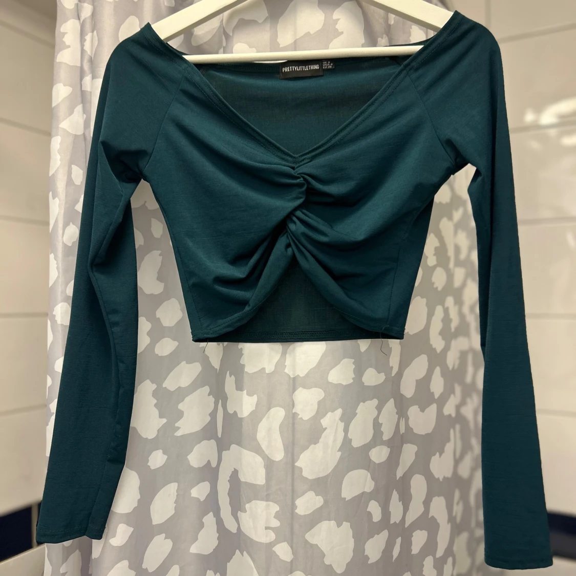 Mörkgrön croppad topp från PrettyLittleThing