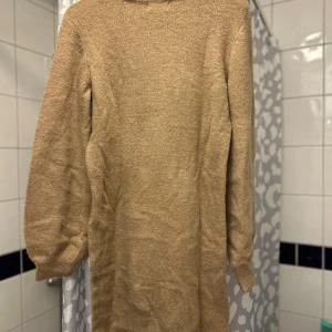 Beige stickad tröja från OBJECT - Säljer en stilren beige stickad tröja från OBJECT. Tröjan har långa ärmar och en klassisk design som passar perfekt för kyligare dagar. Perfekt för att hålla sig varm och snygg!