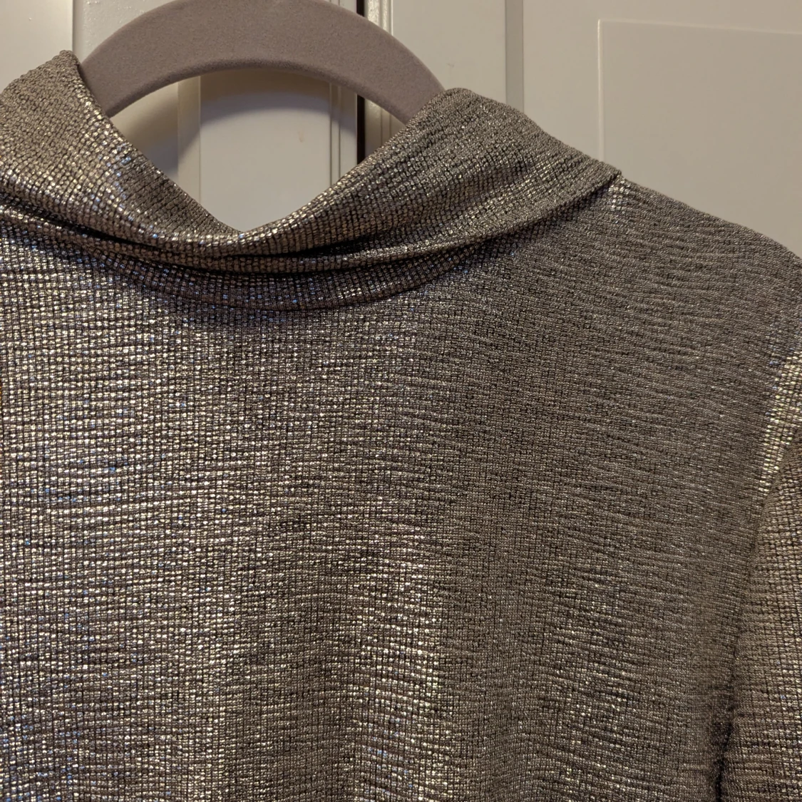 Glittrig guldtröja från H&M Studio - 90