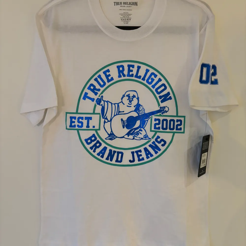 Skitsnygg t-shirt från True Religion med blå/grönt tryck. Helt ny med tag! 💙💚. T-paidat.