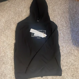 Svart hoodie från Maison Margiela - Snygg svart hoodie från Maison Margiela med nummertryck på framsidan. Tillverkad i Italien, säljer den för att den var något stor för mig | kom dm för pris!