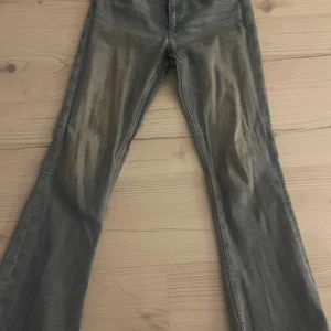 Ljusblå jeans - Säljer ett par ljusblå jeans från Gina Tricot. De är utsvängda och lågmidjade.