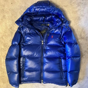 💫Ralph Lauren jacka💫 - Hej! Säljer nu min sjukt snygga Ralph Lauren jacka som är väldigt skön och varm. Storlek XS som passar S (Dessa jackor är stora i storleken). Den är i jättefint skick. Den är i färgen heritage royal gloss vilket helt klart är den snyggaste färgen på Ralph Lauren jackorna. Nypris 6095kr och helt slutsåld överallt. Tags medföljer. Hör av er vid frågor eller funderingar💫🙌