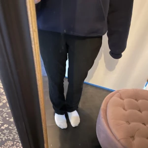 Kostym byxor, svart. - Säljer dessa fina kostymbyxor från H&M. De kommer ej till användning längre, då av att jag säljer dem.  Använda ett fåtal gånger och är i mycket bra skick. 