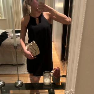 Svart ärmlös klänning - Elegant svart ärmlös klänning med rund hals, perfekta nyårklänningen!