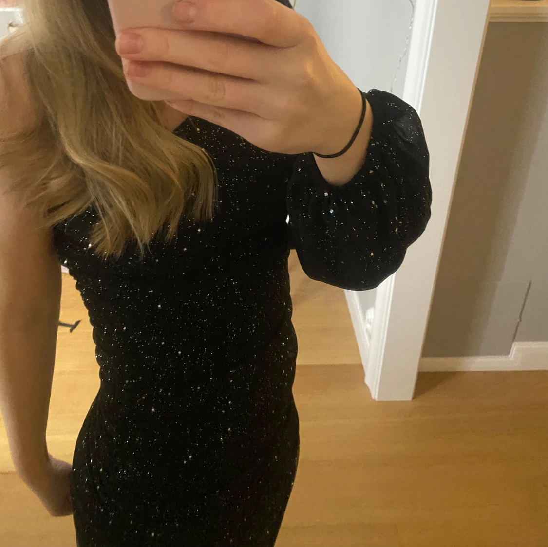 Glittrig klänning  - 91