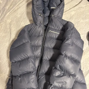 Peak Performance Jacka  - Storlek S. Bra skick ända är ett hål i vänster ficka som är lätt att sy ihop om man är kunnig.