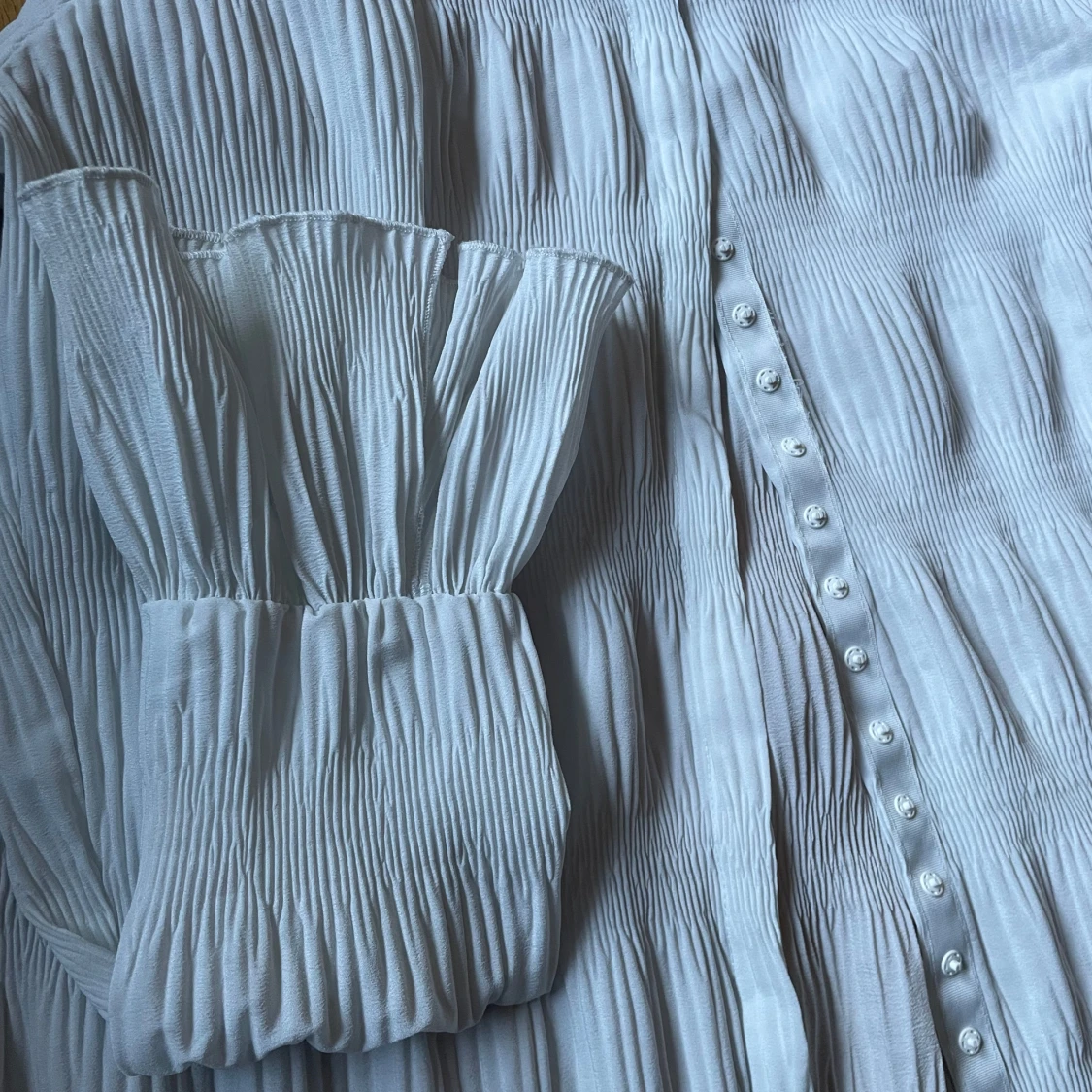 Vit skjorta med unika detaljer  - 91