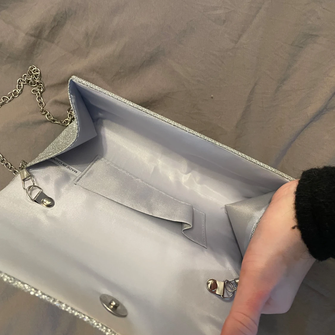 Glittrig silverfärgad väska - 91