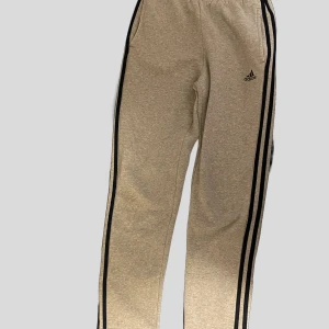 Adidas mjukisbyxor - Har en liten fläck som inte försvann i tvätten men man kan testa att tvätta de igen eller använda något specialtvättmedel. Annars i bra skick!  Snöret på byxorna har gått loss men de medföljer och kan sättas tillbaka.