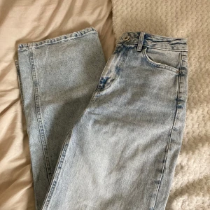Ljusblå jeans från Pieces - Säljer ett par ljusblå jeans från Pieces i storlek XS. De har en klassisk femficksdesign och är i en snygg ljus tvätt. Perfekta för både vardag och fest! 🦋