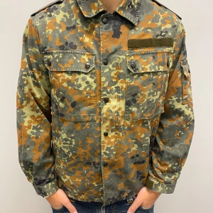 Militär camo jacka 1997 - Tjena! Säljer denna feta camo jackan från militär 1997 kollektion, otroligt fet och unik . Den är i strl S och passar mig som är 177 74 kg. Tar bud 