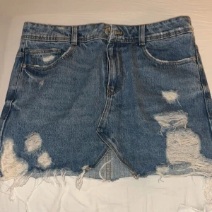 Kjol  - En super snygg jeans kjol från zara. Säljs ej längre. Den passar super bra även om du har storlek S! Liten i storleken.