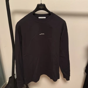 Acne Studios långärmad T-shirt  - Säljer en gråsvart oversized långärmad tshirt från Acne studios i fint skick. Storlek L.