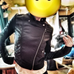 Svart croppad tun jacka - Snygg och stilren croppad  jacka med snygga detaljer som passar till det mesta. 