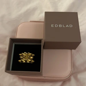 Edblad ring - Helt ny Edblad ring🥰🥰 använd cirka 6 gånger!💗 Är i storlek 17,5 mm och undrar om någon har samma fast i silver, skulle gärna vilja byta, man kan även köpa ringen för 210