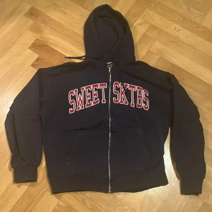 Sweet sktbs hoodie - As fet sweet sktbs zipup hoodie i perfekt skick. Jag säljer den pga den inte andvänding lika mycket längre. Skriv om ni har några frågor, öppen för prisförslag 🙌🙌