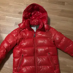 Moncler maya röd skick 8/10 Size - 2 M