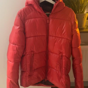 Save The Duck Edgard (maple orange) - Säljer min STD Edgard jacka nu då ja känner för att byta till en annan vinterjacka. Fint skick och väl omhändertagen😊  Den har färgen maple orange men uppfattar den mer som en röd jacka. Mycket unik o fin🤩   Har ni vidare frågor så svarar ja gärna😁