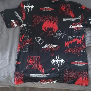 Paranoid FSBN T-Shirt Oanvänd Anime - Storlek M, Relaxed fit. Helt Oanvänd i perfekt skick alltså.  Paranoid FSBN tröja.  Kan mötas upp för fri leverans i Växjö.